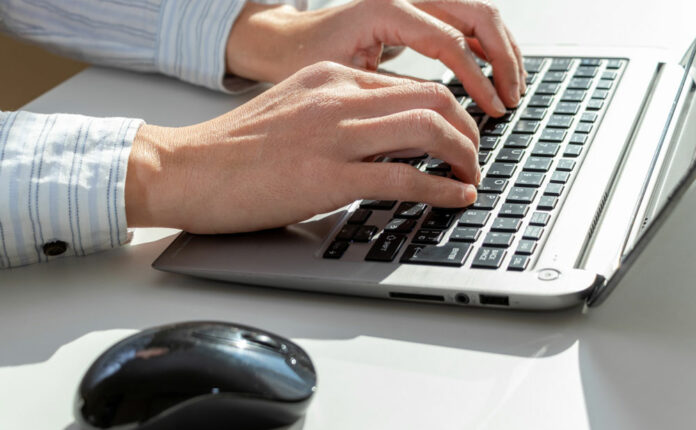 年始の挨拶を『メール配信システム』で高速化！失礼のないメールの作成方法