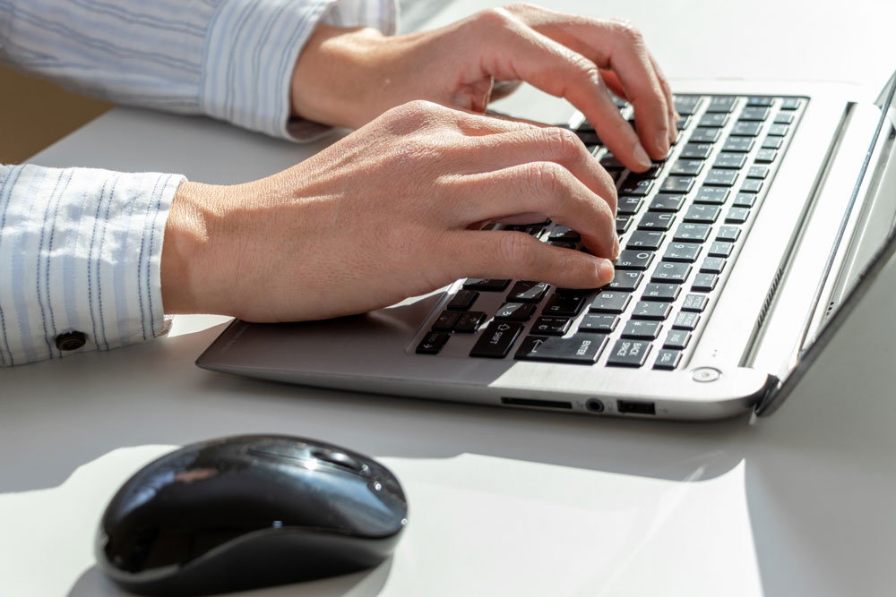 年始の挨拶を『メール配信システム』で高速化！失礼のないメールの作成方法