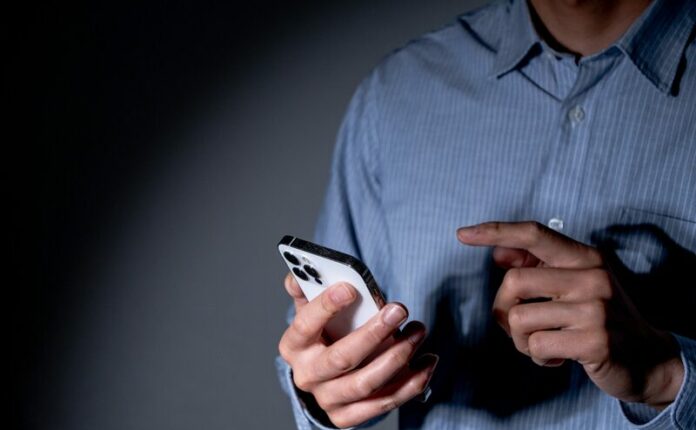 個人スマホの名刺管理アプリはシャドーIT？企業の漏洩リスクと対策